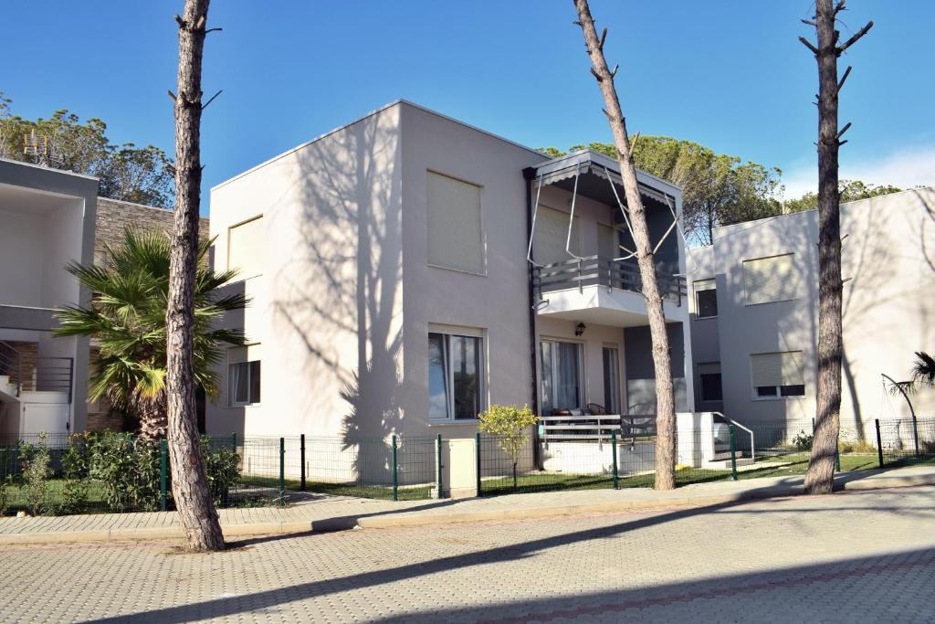 Shitet Apartament Luksoz 2+1 tek Kompleksi Lura 3-Gjiri Lalezit