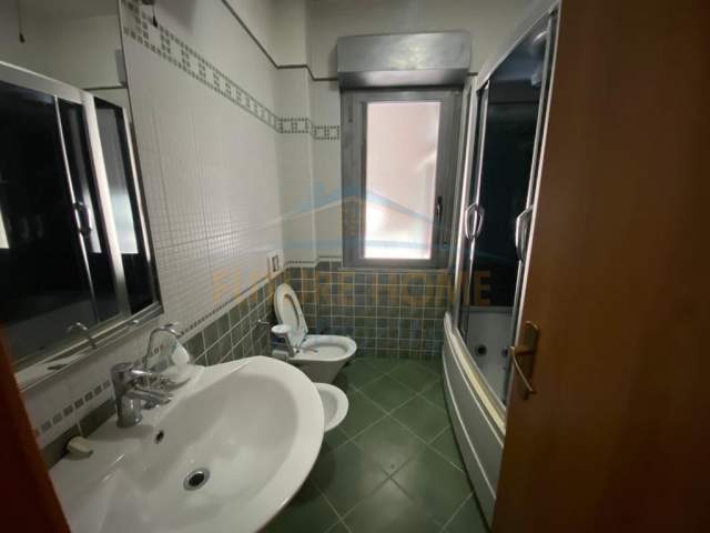 Tirane, jepet me qera apartament Kati 2, 143 m² 800 Euro (Zogu i Zi)