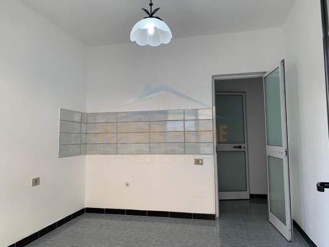 Tirane, jepet me qera ambjent biznesi Kati 0, 28 m² 350 Euro (Komuna Parisit)