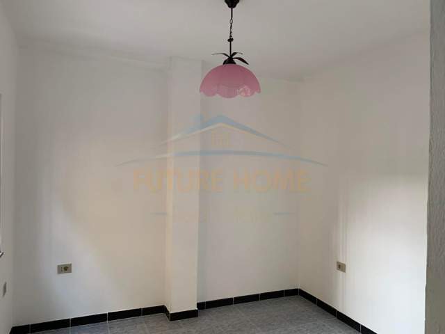 Tirane, jepet me qera ambjent biznesi Kati 0, 28 m² 350 Euro (Komuna Parisit)