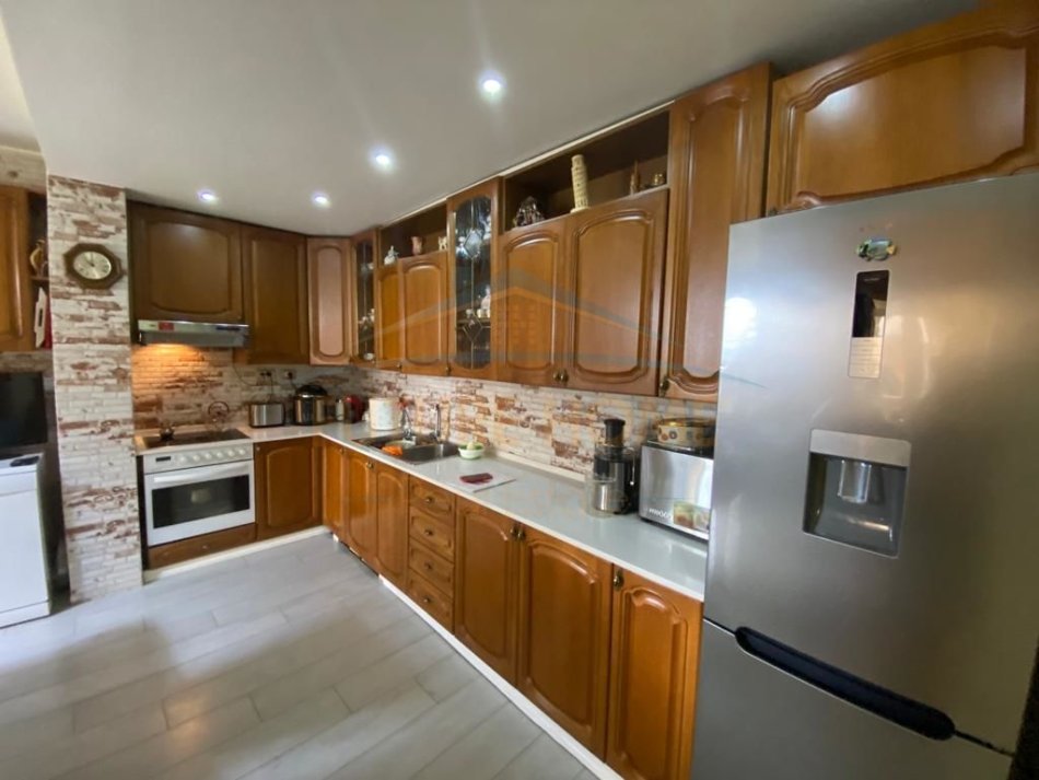 Durres, shitet apartament 3+1+Ballkon Kati 10, 228 m² 280.000 € (VOLLGA)