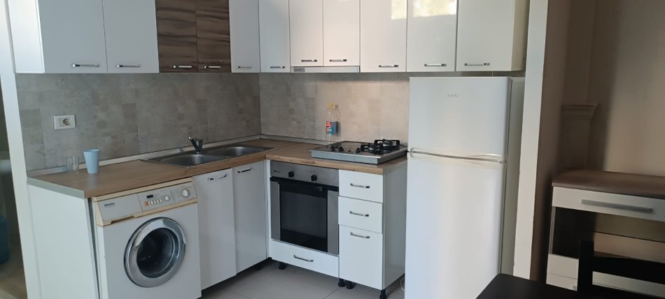 Tirane, jepet me qera apartament 1+1 Kati 1, 300 €