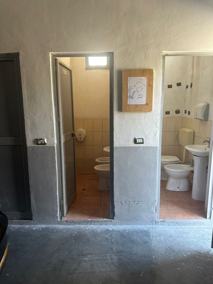 Durres, jepet me qera magazine Kati 1, 635 m² 1.270 € (Prane zyrave te Pascuccit, Shkozet)