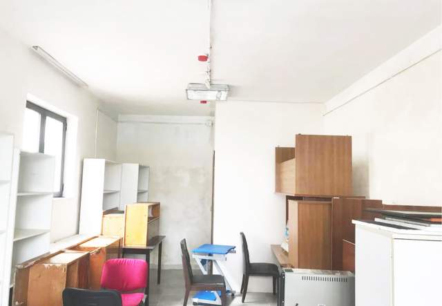 Tirane, shitet magazine 215 m² 107.500 Euro