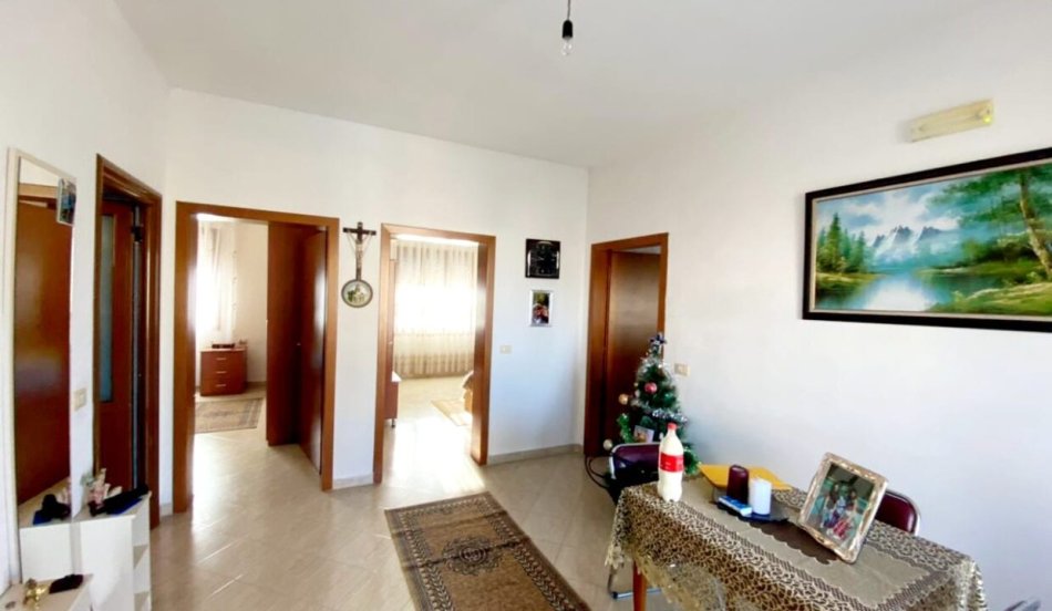 Kavaje, shitet Vile 4+1+Aneks+Ballkon , 393 m² 120.000 € (rruga Egnatia , Kavaje)