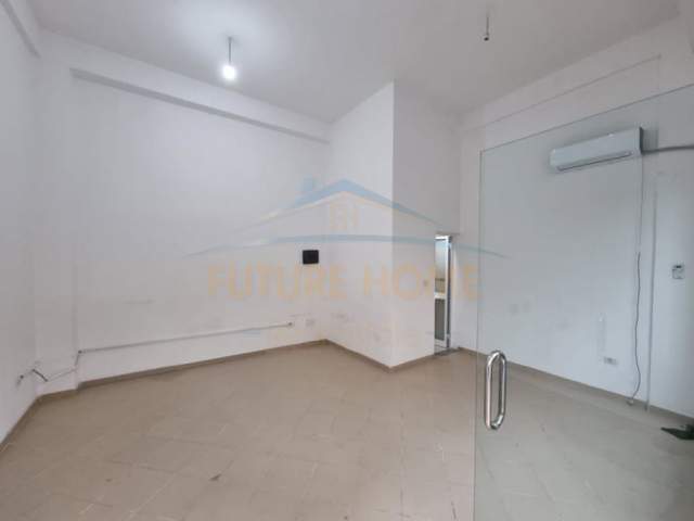 Tirane, jepet me qera dyqan Kati 0, 32 m² 350 Euro (Komuna Parisit)