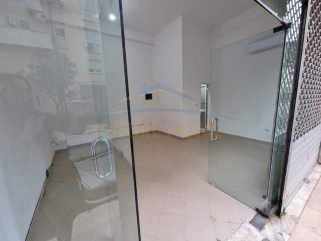 Tirane, shitet dyqan Kati 0, 32 m² 91.000 Euro (Komuna Parisit)