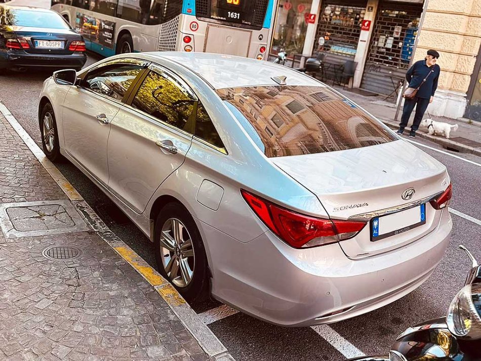 Tirane, shes makine HYUNDAI SONATA Gaz, gri metalizato automatik Klima 116.000 km 6.900 €