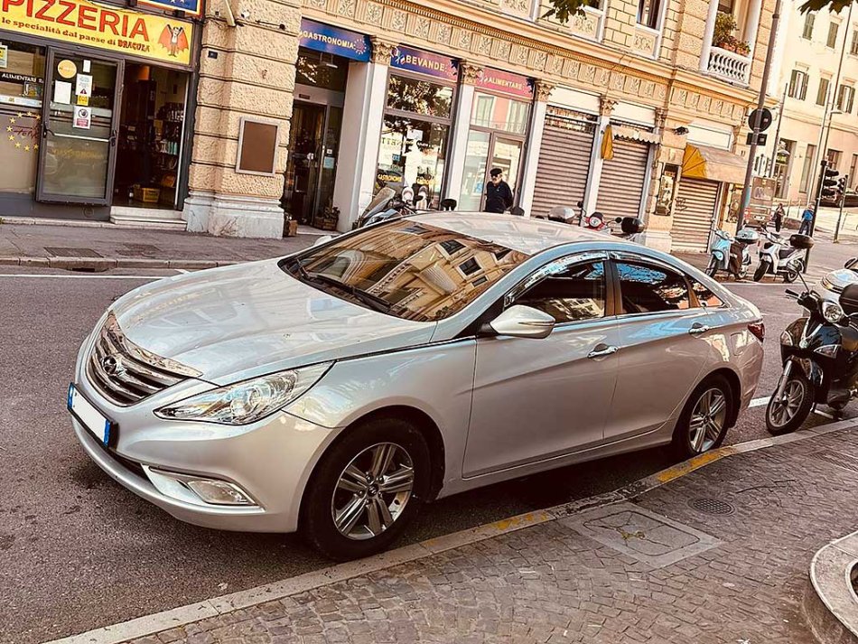 Tirane, shes makine HYUNDAI SONATA Gaz, gri metalizato automatik Klima 116.000 km 6.900 €