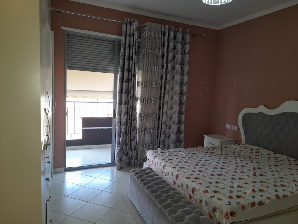 Tirane, jepet me qera apartament 2+1+Ballkon Kati 3, 117 m² 550 € (Fresk prane Restorant Fresku.)
