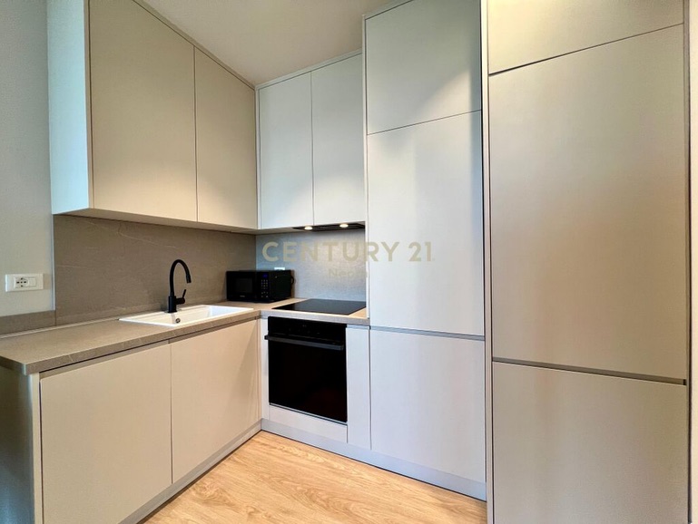Tirane, jepet me qera apartament 1+1 Kati 9, 70 m² 1.300 € ( Lokacion: Kompleksi i preferuar dhe i qetë, pranë Parkut të Liqenit Artificiale dhe me akses në rrugët kryesore.)