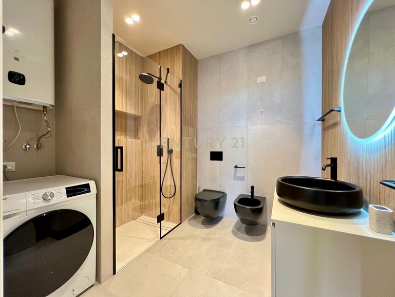 Tirane, jepet me qera apartament 1+1 Kati 9, 70 m² 1.300 € ( Lokacion: Kompleksi i preferuar dhe i qetë, pranë Parkut të Liqenit Artificiale dhe me akses në rrugët kryesore.)