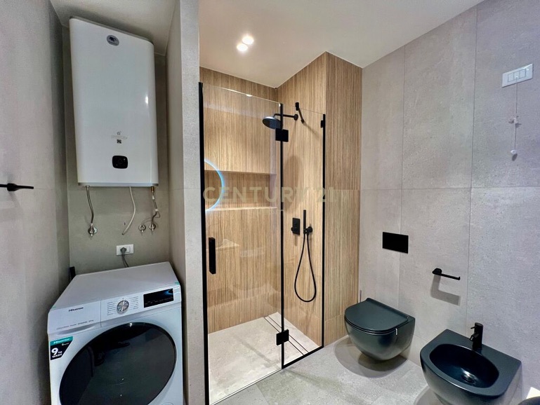 Tirane, jepet me qera apartament 1+1 Kati 9, 70 m² 1.300 € ( Lokacion: Kompleksi i preferuar dhe i qetë, pranë Parkut të Liqenit Artificiale dhe me akses në rrugët kryesore.)