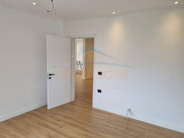 Tirane, jepet me qera apartament 4+1+BLK Kati 5, 136 m² 1.350 Euro (Bllok)