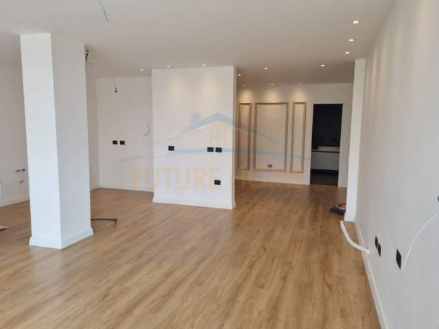 Tirane, jepet me qera apartament 4+1+BLK Kati 5, 136 m² 1.350 Euro (Bllok)