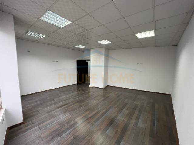 Tirane, jepet me qera ambjent biznesi Kati 2, 183 m² 2.200 Euro (Komuna e Parisit)