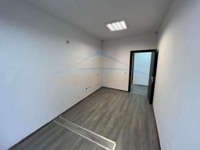 Tirane, jepet me qera ambjent biznesi Kati 2, 183 m² 2.200 Euro (Komuna e Parisit)