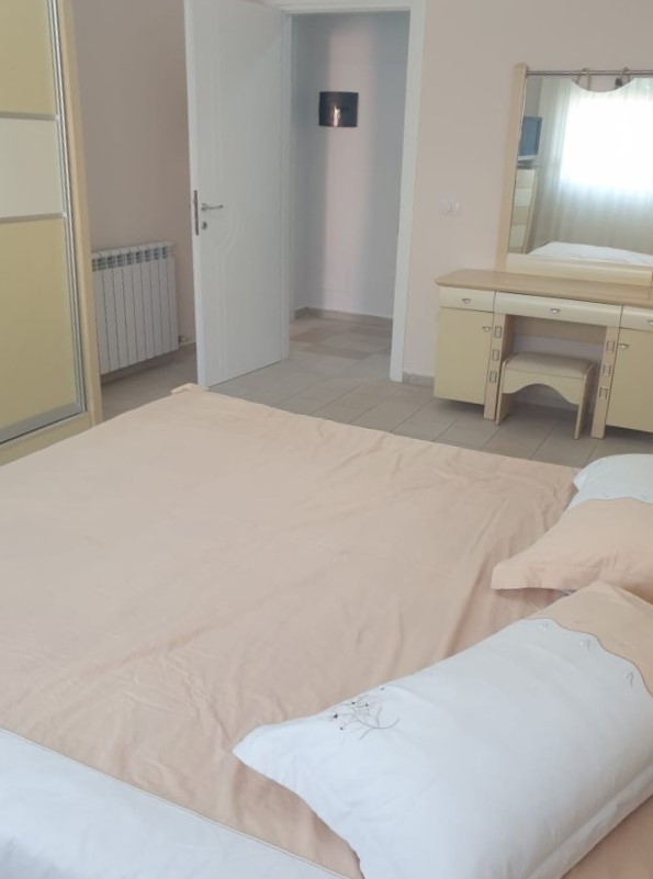 Tirane, jepet me qera apartament 2+1+Ballkon Kati 3, 115 m² 700 € (Blloku ambasadave)
