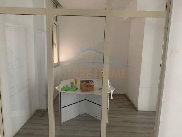 Durres, jepet me qera ambjent biznesi Kati 2, 193 m² 1.700 Euro (Rruga Egnatia)