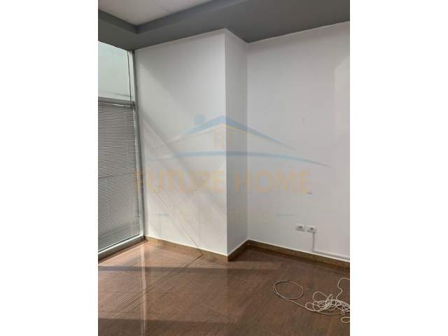 Durres, jepet me qera ambjent biznesi Kati 2, 193 m² 1.700 Euro (Rruga Egnatia)