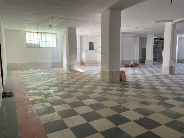 Tirane, jepet me qera magazine Kati 0, 375 m² 1.000 Euro (Rruga 5 Maji) UNA26138