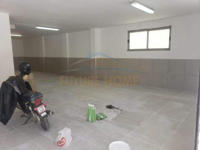 Tirane, jap me qera magazine Kati 0, 240 m² 700 Euro (Sauk)