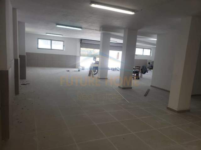 Tirane, jap me qera magazine Kati 0, 240 m² 700 Euro (Sauk)
