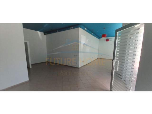 Tirane, jepet me qera dyqan Kati 0, 55 m² 420 Euro (Bulevardi Zogu I)