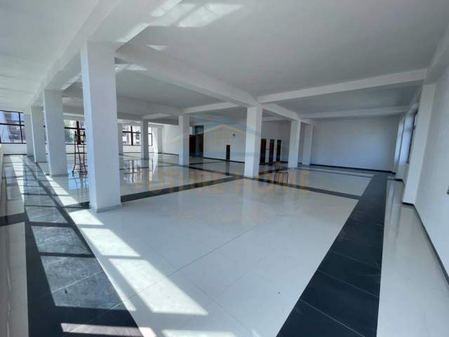 Tirane, jap me qera ambjent biznesi Kati 2, 500 m² 2.500 Euro (Rruga 5 Maji)