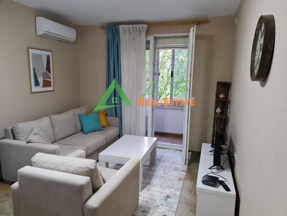 Tirane, jepet me qera apartament 1+1 Kati 3, 80 m² 550 € (Blv Bajram Curri)