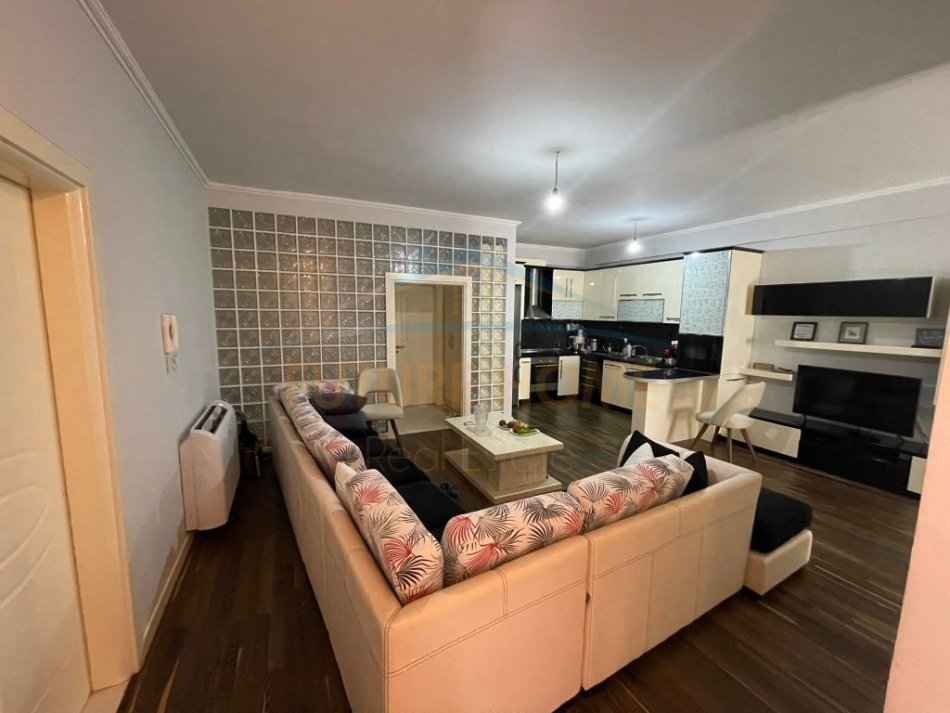 Tirane, jap me qera apartament 1+1 Kati 10, 52 m² 600 € (Rruga e Kavajes)