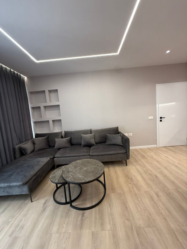 Tirane, jepet me qera apartament 1+1 Kati 8, 70 m² 450 € (yzberisht)