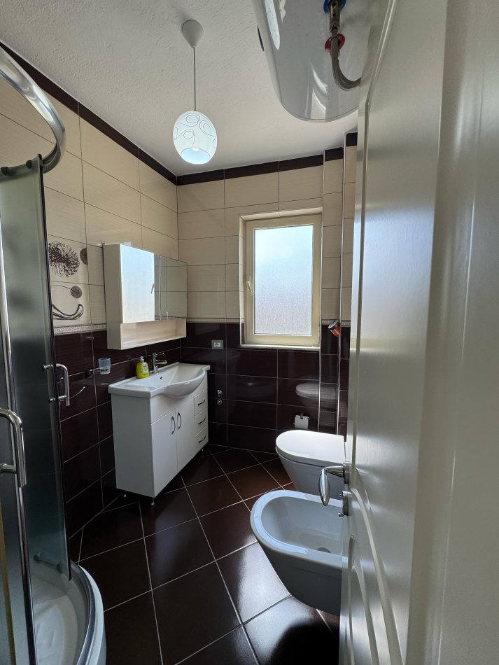 Tirane, jepet me qera apartament 2+1 Kati 4, 110 m² 900 € (tek mozaiku i tiranes)