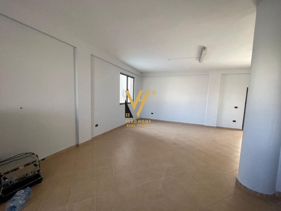 Tirane, jepet me qera zyre Kati 2, 210 m² 1.500 € (UNAZA E RE)