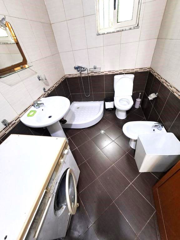 Tirane, jepet me qera apartament 2+1 Kati 4, 90 m² 450 € (Vilat Gjermane)