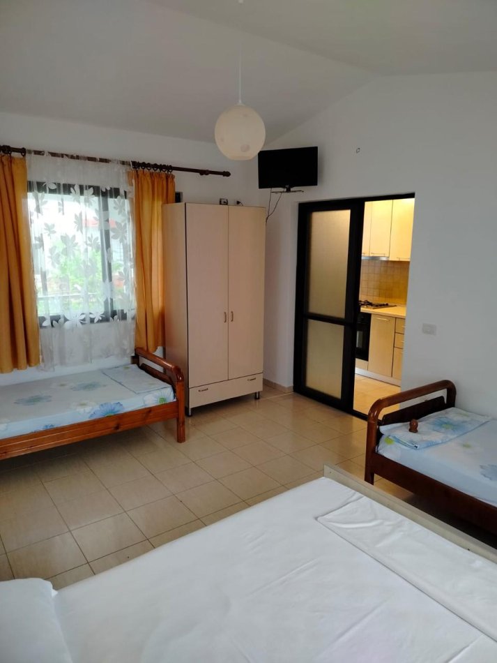 Vilë + 7 Garsionere në shitje, Qerret