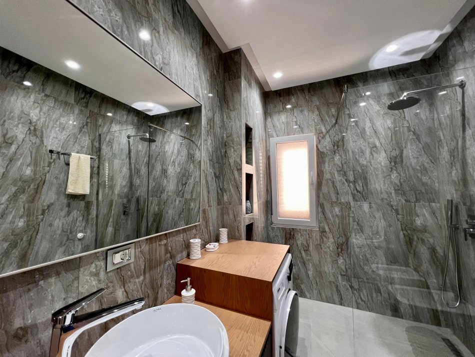 Tirane, jepet me qera apartament 2+1+Ballkon Kati 2, 116 m² 950 € (Liqeni i Farkës)