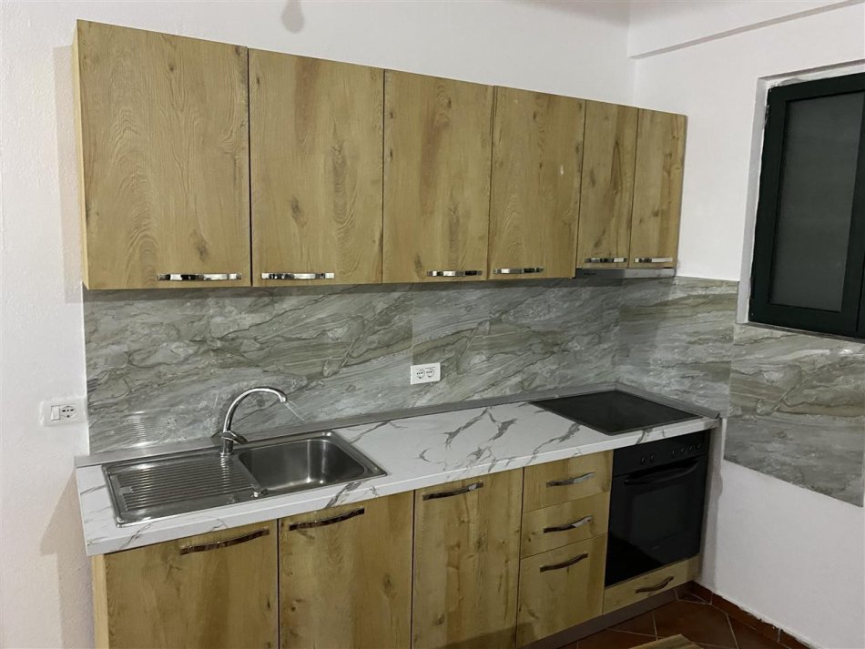 Tirane, jepet me qera 2+1 , (sauk)