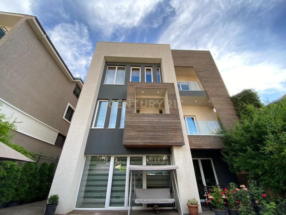 Tirane, shitet Vile 3 Katshe , 394 m² 820.000 € (PRANE AMBASADES AMERIKANE)
