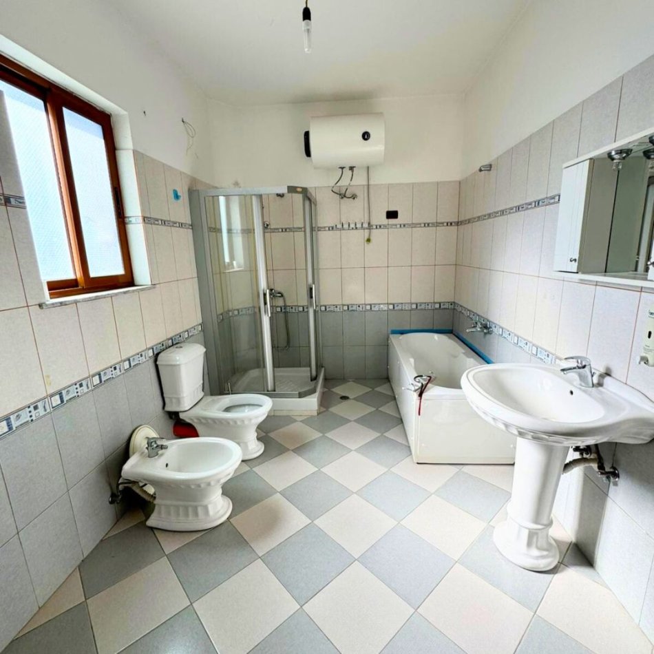 Kavaje, shitet shtepi 4+1+Aneks+Ballkon Kati 2, 950 m² 139.000 € (Zona afer ish Prokurorise, Kavaje,)