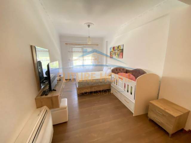 Tirane, jepet me qera apartament duplex Dublex Kati 1, 122 m² 700 Euro (Kodra e Diellit)