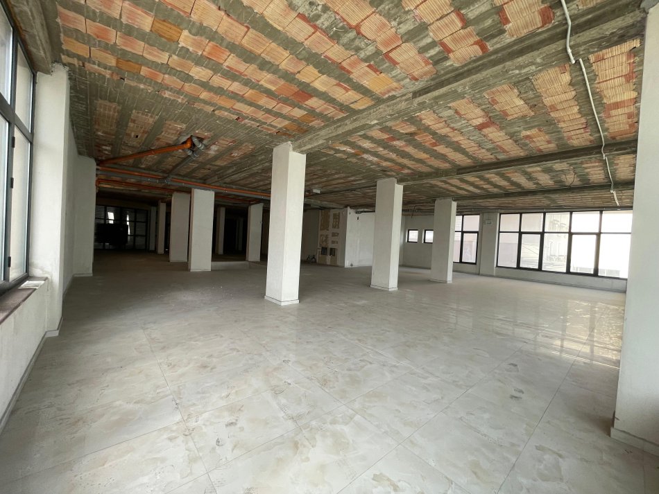 Tirane, jepet me qera ambjent biznesi Kati 0, 1.100 m² 140 € (Mbikalimi i Komunes)