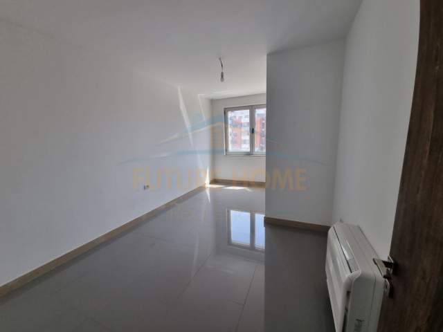 Tirane, jepet me qera ambjent biznesi Kati 5, 110 m² 1.300 Euro (Nente Kateshet)