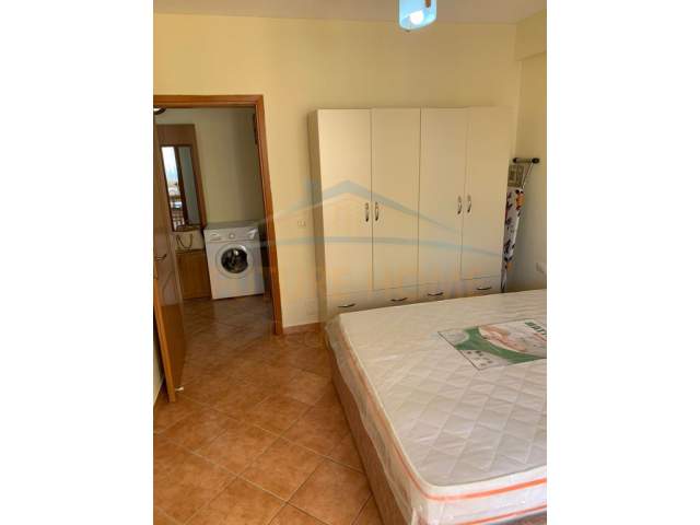 Durres, jepet me qera apartament Kati 5, 67 m² 250 Euro (Rruga Pavarsia)