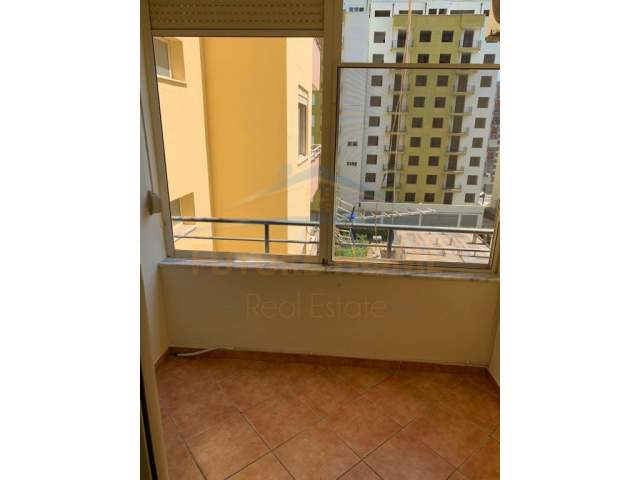 Durres, jepet me qera apartament Kati 5, 67 m² 250 Euro (Rruga Pavarsia)