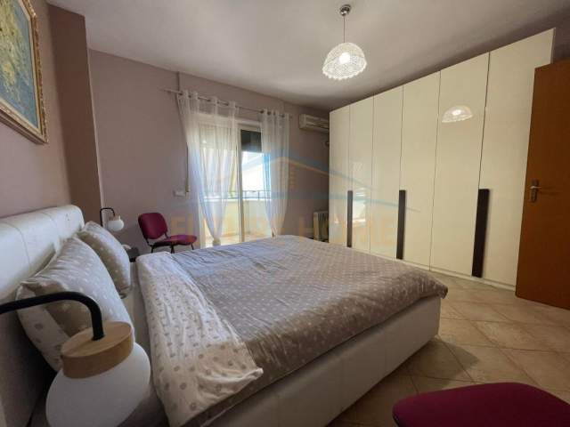Tirane, jepet me qera apartament 2+1+BLK Kati 10, 115 m² 700 Euro (Rruga e Bogdaneve)