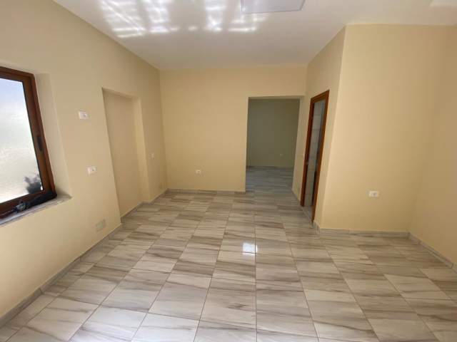 Tirane, jepet me qera zyre Kati 0, 33 m² 40.000 Leke (Ministria e drejtesise,Tirane)
