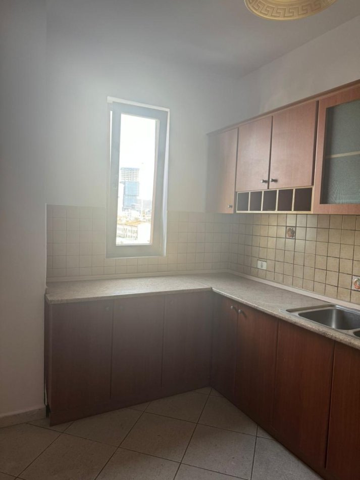 Tirane, jepet me qera apartament 2+1+Ballkon Kati 6, 120 m² 500 € (Bulevardi Zogu i 1 , prane kafe New York)