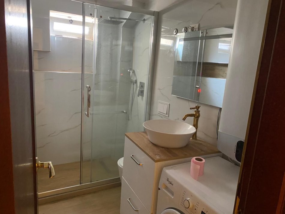 Tirane, jepet me qera apartament 1+1 Kati 1, 65 m² 700 € (bllok)