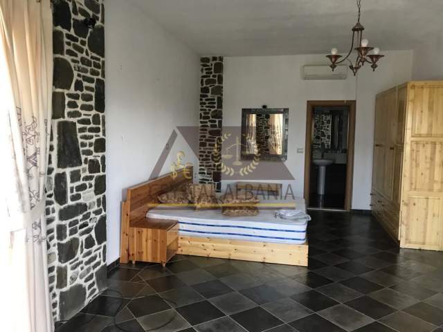Tirane, jepet me qera bar-resorant 520 m² 2.000 Euro (Petrele)